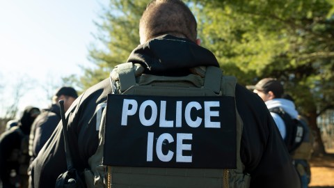 Agentes de ICE irrumpieron en el taller mecánico de Javier Ramírez, ordenando: "¡Agárralo! ¡Es mexicano!".