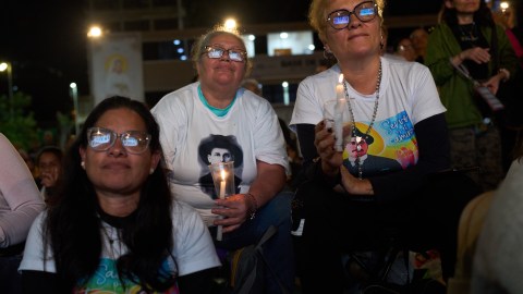 José Gregorio Hernández, conocido como el “médico de los pobres”, y Carmen Rendiles, fundadora de una congregación religiosa y ejemplo de fortaleza.