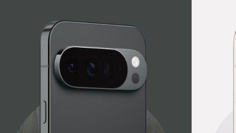 El Google Pixel 10 Pro y la versión XL se ofrecen en cuatro colores: negro "Obsidian", blanco "Porcelain", gris "Moonstone" y verde "Jade".