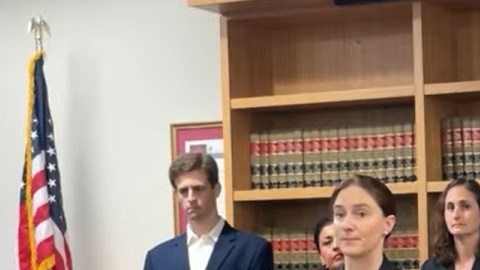 Representantes legales de las vícimtas hablan en conferencia de prensa.