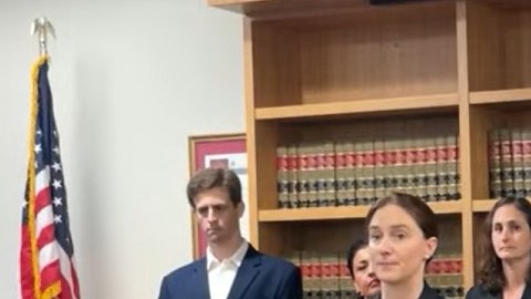 Representantes legales de las vícimtas hablan en conferencia de prensa.