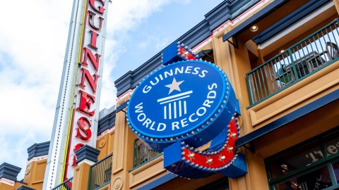 El récord original alcanzó 2,310 palabras, pero más tarde se ajustó a 2,253 debido a nuevas reglas establecidas por Guinness World Records.
