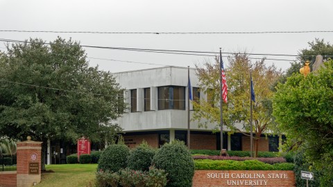 La Universidad Estatal de Carolina del Sur, con una matrícula aproximada de 2,900 estudiantes, se encuentra en la ciudad de Orangeburg, en el centro del estado.