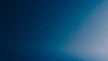 La policía indicó que enfrenta cargos por acoso, evasión policial y posesión ilegal de armas debido a un extenso historial criminal.