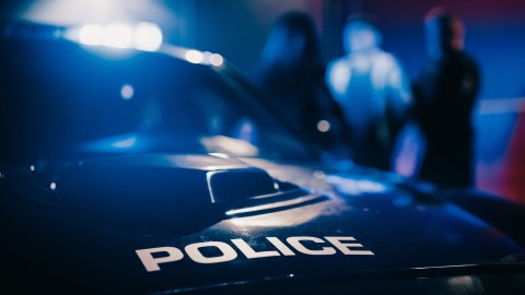 La policía indicó que enfrenta cargos por acoso, evasión policial y posesión ilegal de armas debido a un extenso historial criminal.