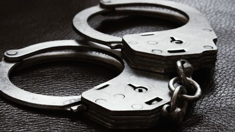 Ambas mujeres enfrentan cargos graves y se les impuso una fianza de $200,000 dólares a cada una.