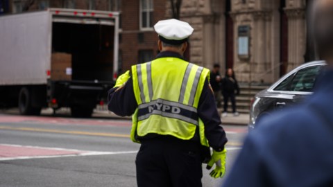 El Departamento de Policía de Nueva York (NYPD) mantiene una investigación activa para determinar las causas exactas del accidente.