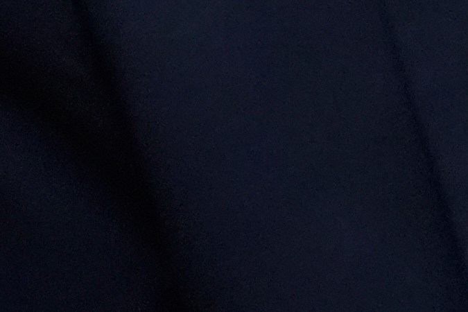 Trump sostiene una representación artística del nuevo salón de baile de la Casa Blanca el 22 de octubre de 2025.