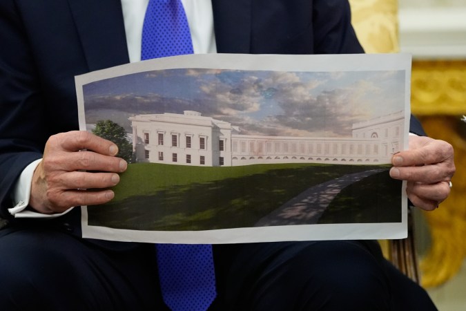 Trump sostiene una representación artística del nuevo salón de baile de la Casa Blanca el 22 de octubre de 2025.