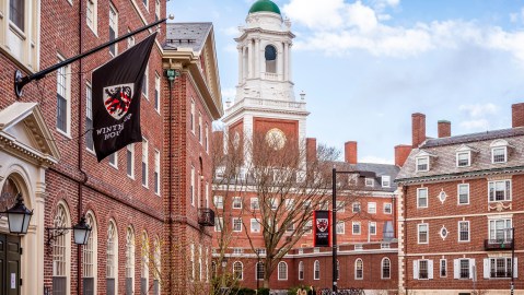 Sabrina González completó su doctorado en Harvard bajo la dirección de Andrew Strominger, especializándose en física teórica de altas energías.