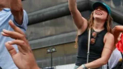Los expertos creen que el Nobel a Machado le devuelve la esperanza a los opositores, aunque no creen que estos se animen a salir a las calles a celebrarlo.