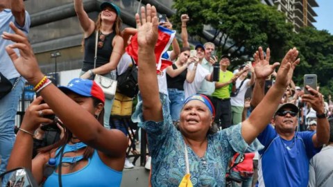 Los expertos creen que el Nobel a Machado le devuelve la esperanza a los opositores, aunque no creen que estos se animen a salir a las calles a celebrarlo.