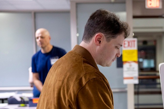 Votantes de Virginia acuden a las urnas para elegir a la primera mujer gobernadora