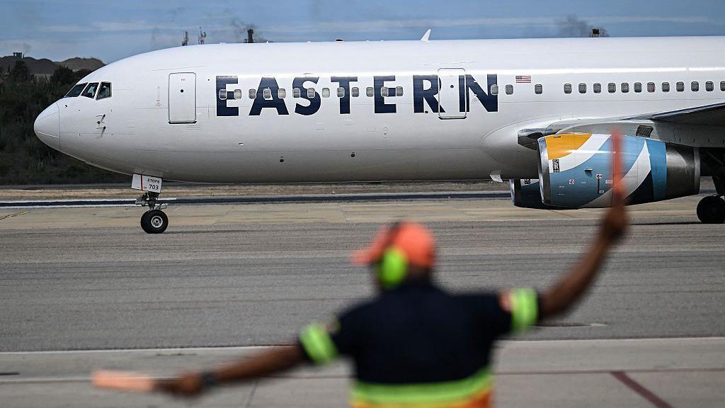 Trump declara el cierre total del espacio aéreo de Venezuela y el gobierno de Caracas califica el anuncio de "amenaza colonialista"