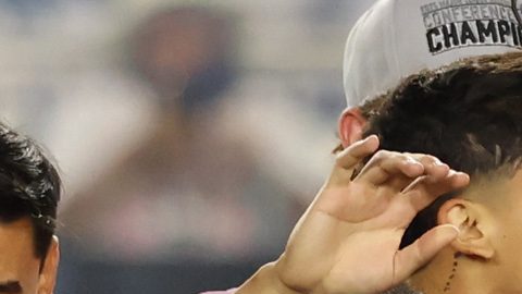 AME4284. FORT LAUDERDALE (ESTADOS UNIDOS), 29/11/2025.- Jugadores de Inter de Miami celebran con el trofeo de la Major League Soccer este sábado, al final del partido entre Inter Miami y New York City Football Club en el estadio Chase, en Fort Lauderdale (Estados Unidos). EFE/ Giorgio Viera