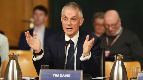 El director general de la BBC, Tim Davie, dimite tras polémica por un documental sobre Trump.