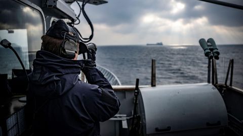 El buque patrullero HSwMS Carlskrona vigila un buque de carga frente a la costa sueca, como parte de la misión Centinela del Báltico de la OTAN.