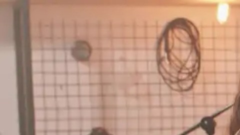 El 97 % de los oyentes no distingue entre melodías humanas y generadas por IA. Mientras las pistas sintéticas se multiplican, plataformas como Deezer y Spotify se enfrentan al desafío de la transparencia en la nueva era musical.