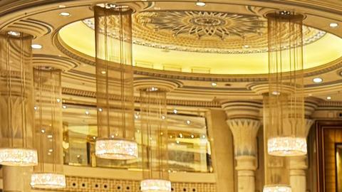 Tras graduarse en la Universidad de Stanford, Kiril Dmitriev permaneció brevemente en Estados Unidos, donde trabajó en el banco de inversión Goldman Sachs y la consultora McKinsey.