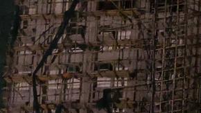 Una pareja mira los edificios calcinados en el distrito de Tai Po.