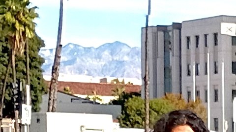 Melanie Lesage triste porque su esposo lo tienen detenido en Adelanto.