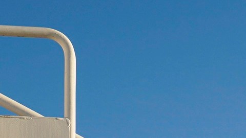 Según Alvizu, acumuló decenas de solicitudes sin respuesta dentro del sistema interno y pasó semanas sin contacto con el oficial asignado a su caso.