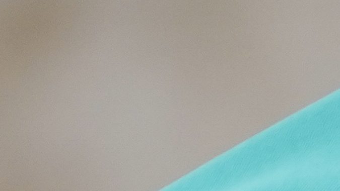 La tradición de los pins conmemorativos se ve reflejada sobre el pecho de un voluntario de los Juegos Olímpicos de París 2024 antes de la ceremonia inaugural. Los voluntarios son la clave de unos Juegos exitosos.