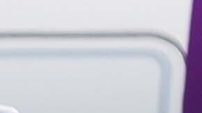 La bandera olímpica es levantada por autoridades de California y personalidades olímpicas en el aeropuerto internacional de Los Ángeles por delante de un avión de Delta.