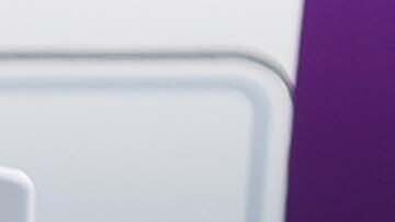 La bandera olímpica es levantada por autoridades de California y personalidades olímpicas en el aeropuerto internacional de Los Ángeles por delante de un avión de Delta.