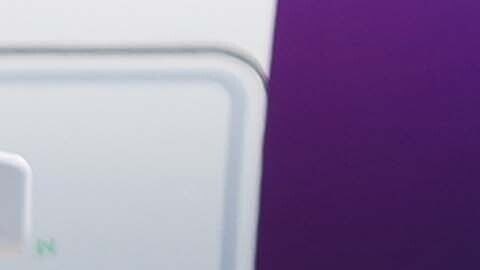 La bandera olímpica es levantada por autoridades de California y personalidades olímpicas en el aeropuerto internacional de Los Ángeles por delante de un avión de Delta.