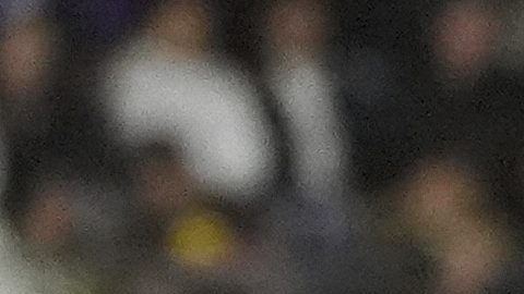 Lionel Messi y Denis Bouanga disputan un balón.