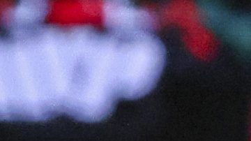 ARCHIVO - Jake Paul, derecha, lanza un golpe a Julio César Chávez Jr. durante su combate en peso crucero del 28 de junio de 2025, en Anaheim, California. (AP Foto/Etienne Laurent, Archivo)