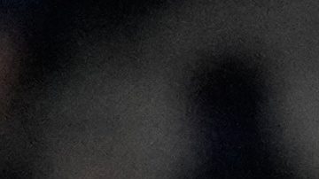 Jugadores del Real Oviedo buscan un balón aéreo durante el juego contra el FC Barcelona.