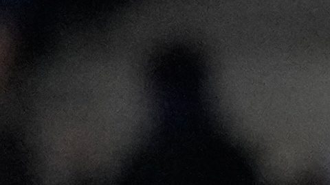 Jugadores del Real Oviedo buscan un balón aéreo durante el juego contra el FC Barcelona.