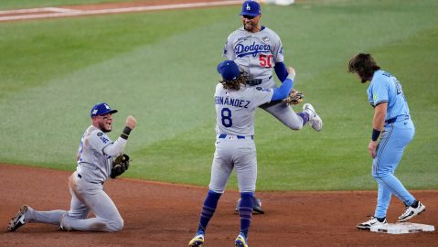 Los Dodgers se quedaron con el juego 6 al vencer a Toronto 3-1.