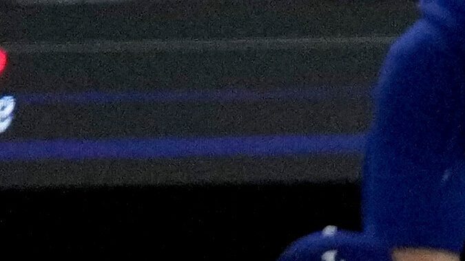 Freddie Freeman recibe el tiro de Mookie Betts para poner fuera a Alejandro Kirk en el doble play que selló el campeonato de los Dodgers en la Serie Mundial. Los Ángeles se negó a morir y ganó en 11 innings.