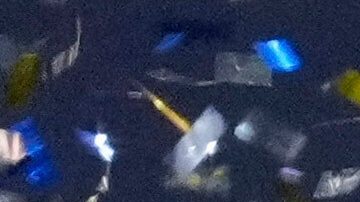 Yoshinobu Yamamoto celebra con su trofeo de MVP de la Serie Mundial durante la ceremonia de premiación de los Dodgers tras un memorable juego 7 contra los Blue Jays en Toronto.