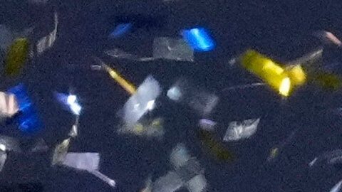 Yoshinobu Yamamoto celebra con su trofeo de MVP de la Serie Mundial durante la ceremonia de premiación de los Dodgers tras un memorable juego 7 contra los Blue Jays en Toronto.