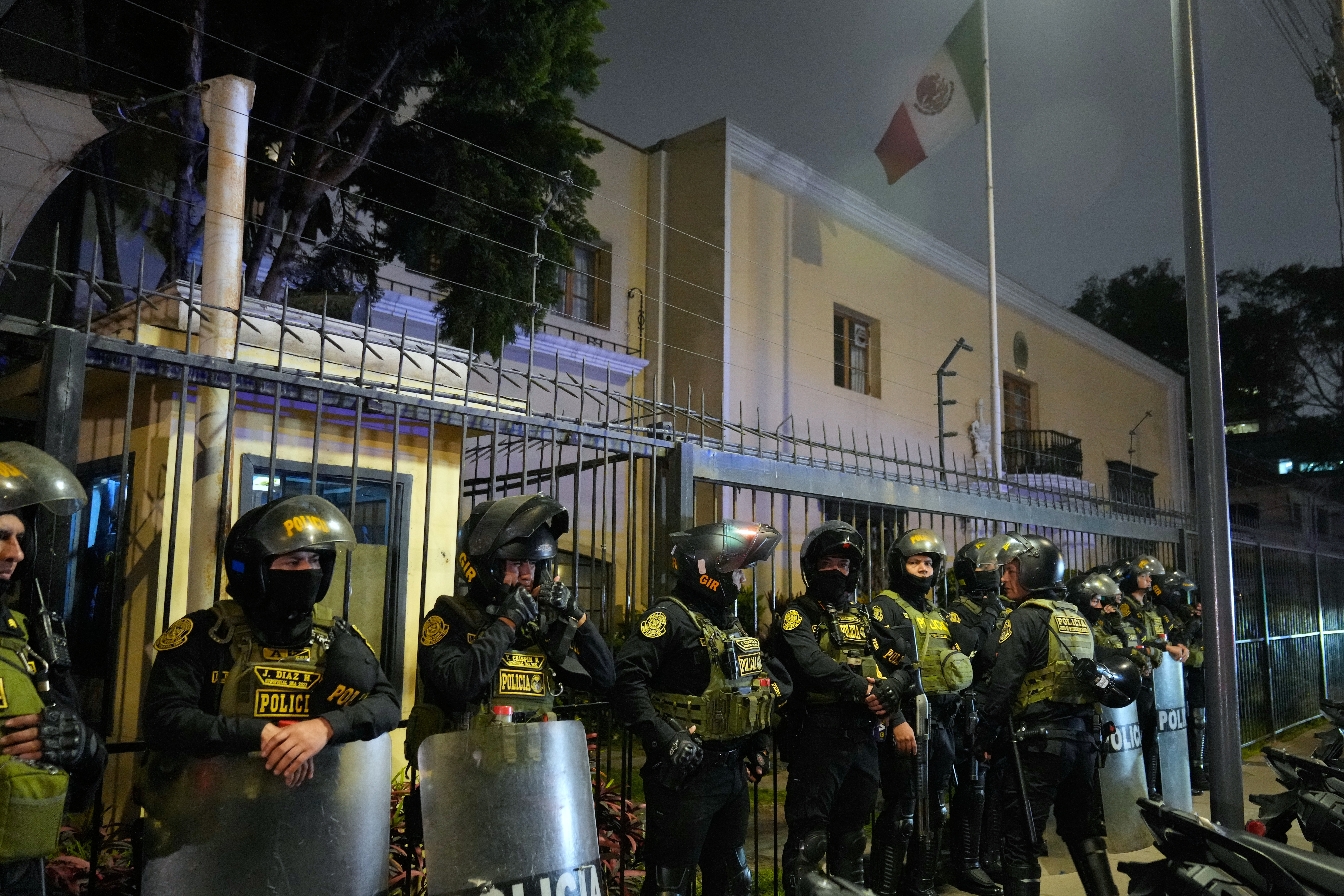 La encargada de Embajada de México abandona Perú tras ruptura de relaciones diplomáticas