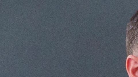 Messi saluda durante un entrenamiento en la concentración de la selección de Argentina.