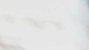 Un hombre en Tokio muestra la portada del periódico The Asahi Shimbun del 14 de noviembre, en la cual se destaca que Shohei Ohtani fue nombrado el Jugador Más Valioso (MVP) otra vez.