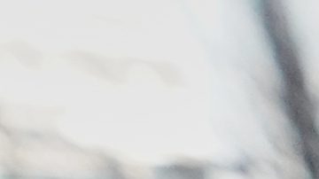 Un hombre en Tokio muestra la portada del periódico The Asahi Shimbun del 14 de noviembre, en la cual se destaca que Shohei Ohtani fue nombrado el Jugador Más Valioso (MVP) otra vez.