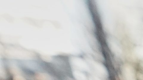 Un hombre en Tokio muestra la portada del periódico The Asahi Shimbun del 14 de noviembre, en la cual se destaca que Shohei Ohtani fue nombrado el Jugador Más Valioso (MVP) otra vez.