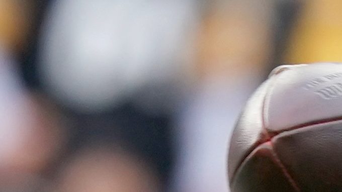 Aaron Rodgers lanza el balón durante el juego contra los Bengals.