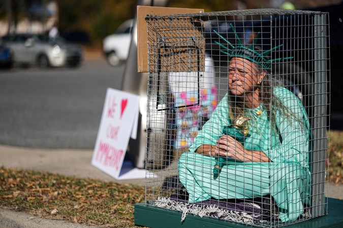 Acciones similares en Los Ángeles, Chicago y Portland han provocado protestas y debates sobre el debido proceso