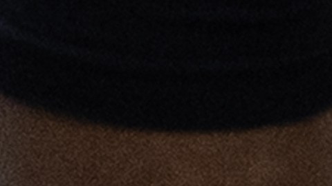 Stephen Curry, base de los Warriors de Golden State, yace en la cancha durante el partido ante los Rockets de Houston, el miércoles 26 de noviembre de 2025 (AP Foto/Benjamin Fanjoy)