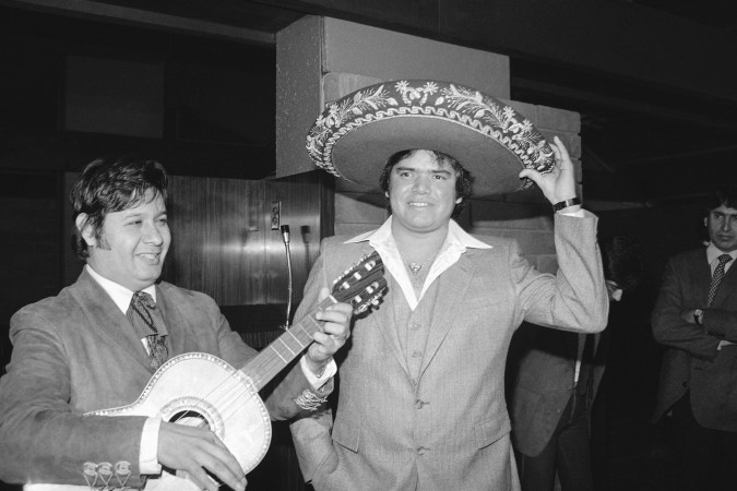Fernando Valenzuela se pone un sombrero de charro luego de ser nombrado el Novato del Año de la Liga Nacional el 2 de diciembre de 1981 en Los Ángeles. El pitcher mexicano también fue premiado con el trofeo Cy Young.