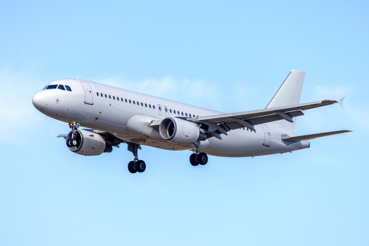 ¿Por qué los boletos de avión seguirían caros aunque baje el combustible?