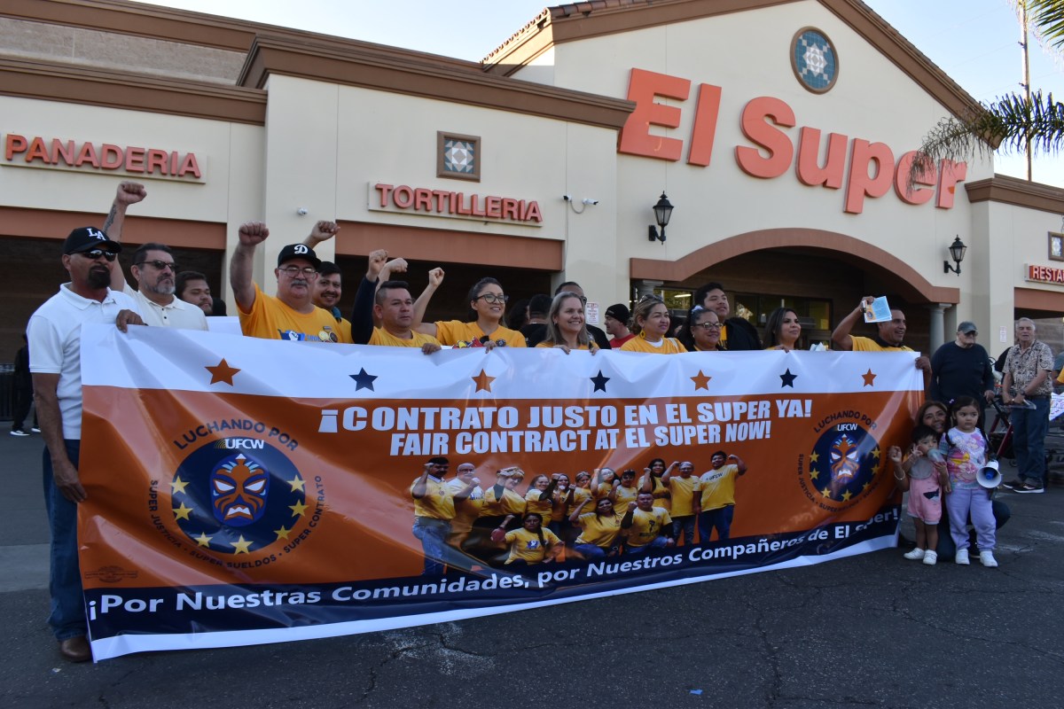 Les travailleurs des supermarchés populaires protestent contre les bas salaires