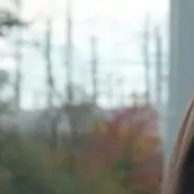 Emily Kasabian frente a una subestación cerca de su casa.